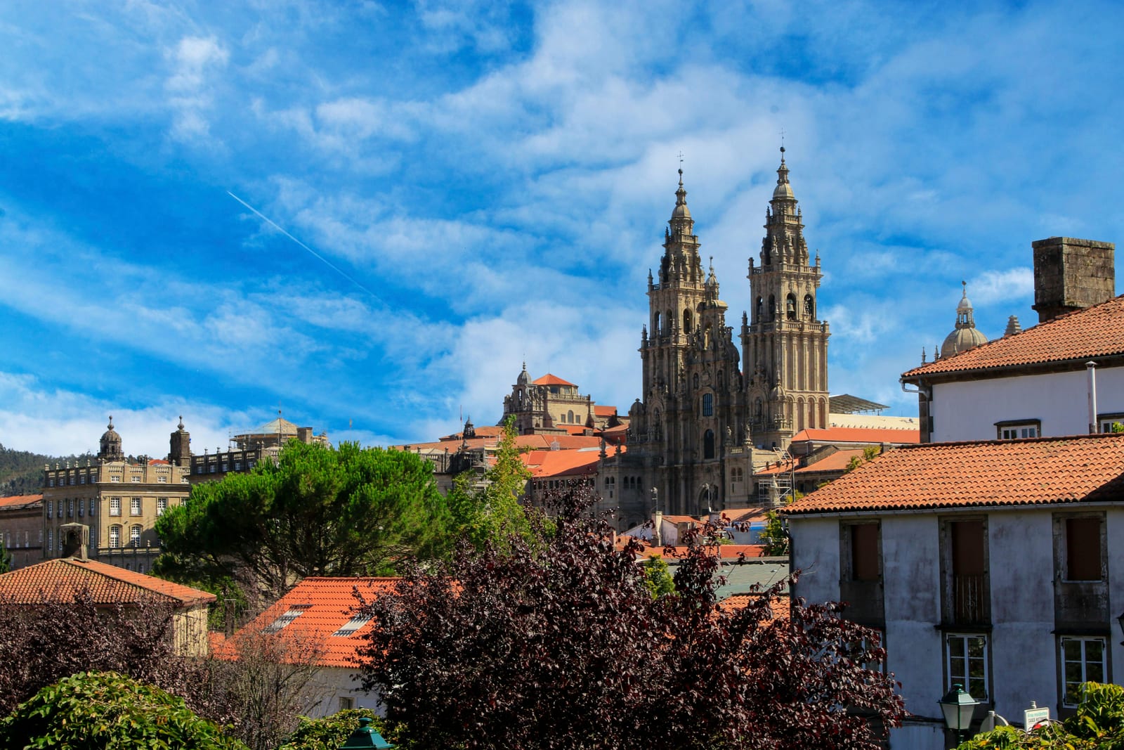 Paisaje urbano de Santiago de Compostela con la Catedral elevándose sobre los tejados rojos