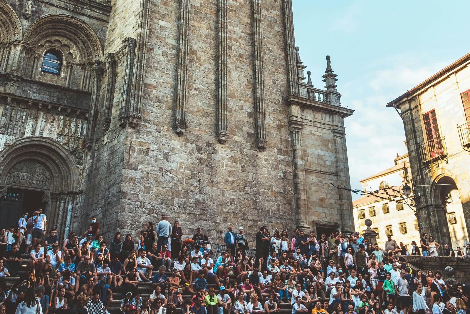 Peregrinos reunidos en las escaleras de la Catedral de Santiago de Compostela