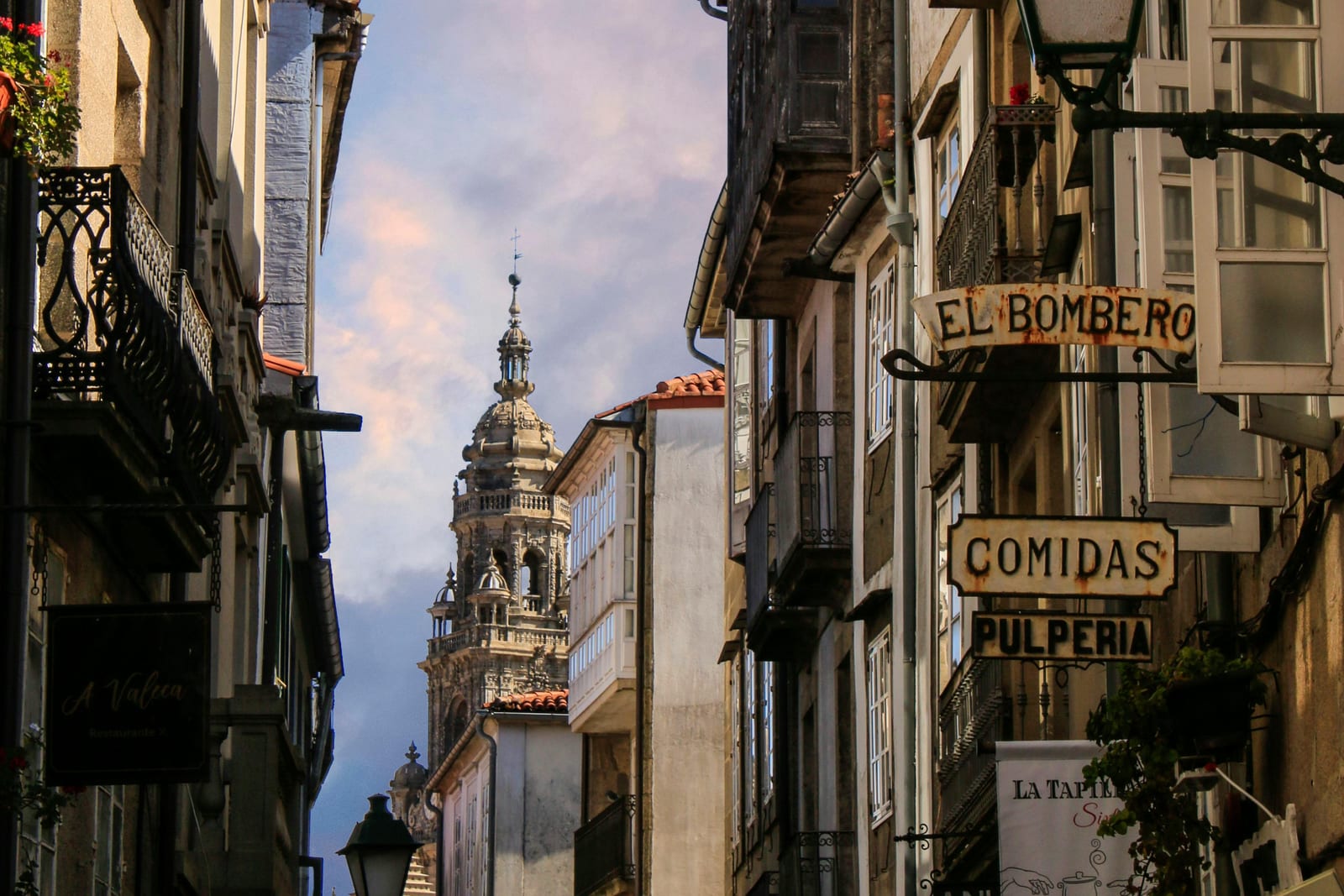Calle histórica del casco antiguo de Santiago de Compostela con la Catedral visible al fondo